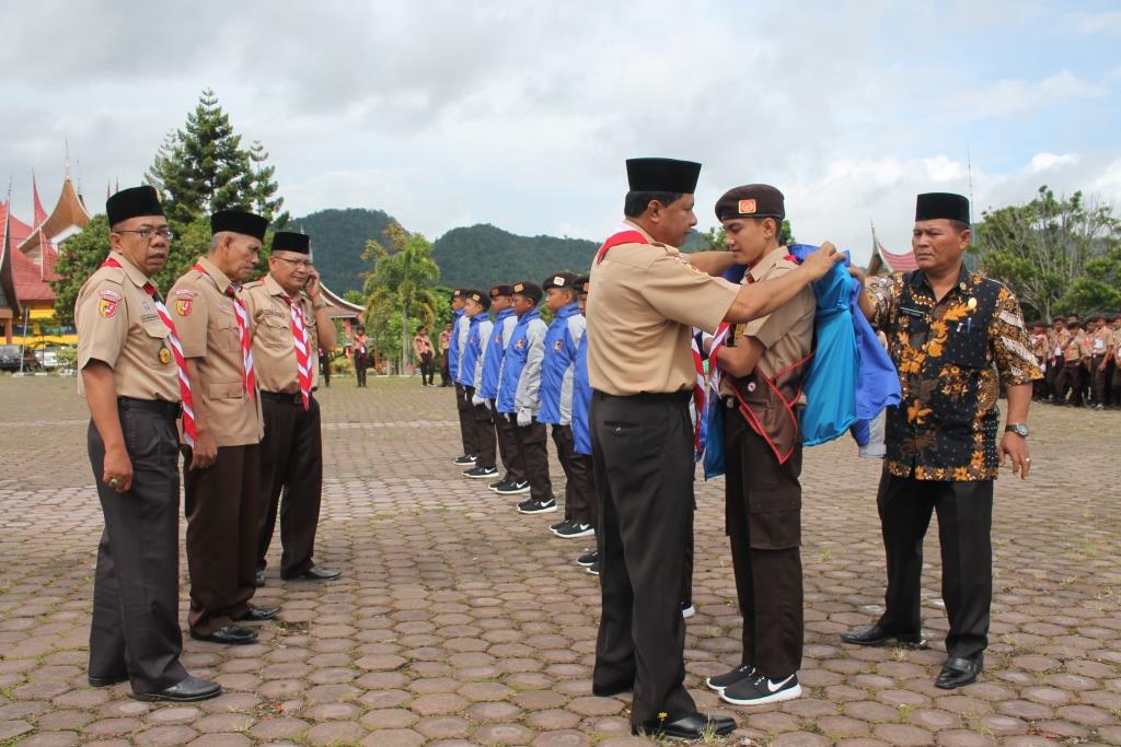Wakil bupati Yulfadri Nurdin pasangkan jaket kepada kontingenpramuka ke Palangkaraya 